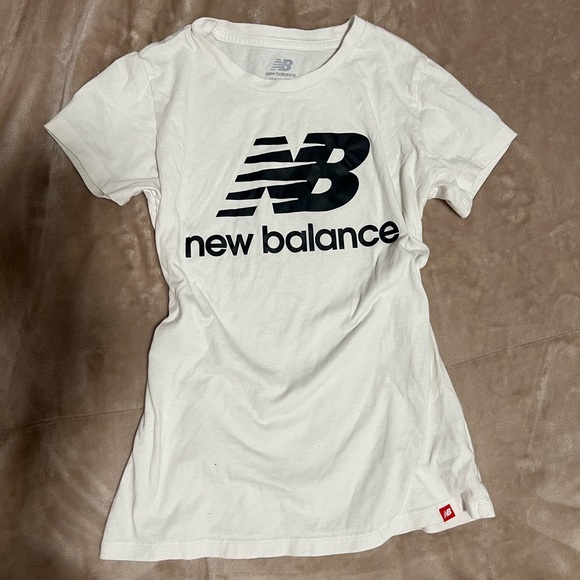 New Balance Women Tshirt - Picture 4 of 6